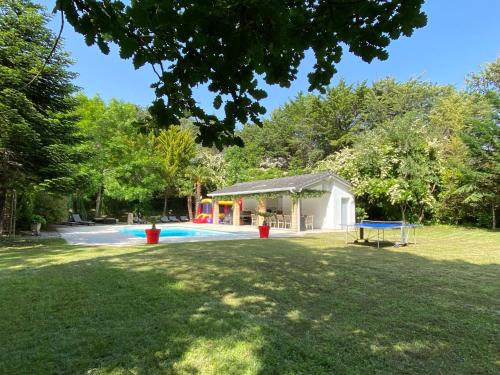 Zahrada ubytování Manoir et Appartements avec piscine au Domaine de Bize Mirepoix