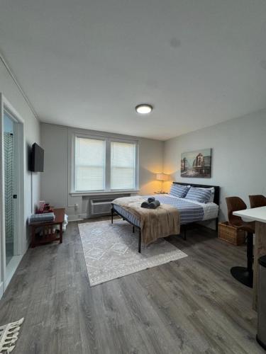 a bedroom with a bed and a table and chairs at Yale Casa Blanco in New Haven