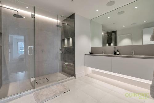 Koupelna v ubytování QV Stays Pure Luxury on the Viaduct