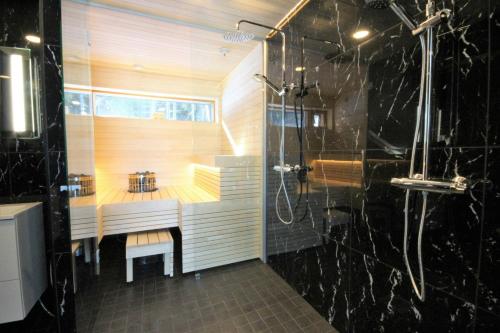 Bilik mandi di Spacious Apartment for 5 with Sauna