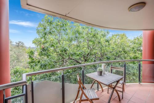 un patio avec une table et des chaises sur un balcon dans l'établissement Citystyle 1Brm Phoenix in Braddon, à Braddon