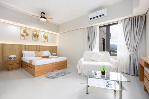 Postel nebo postele na pokoji v ubytování 30sqm studio, Queen sized bed, 15th floor, Baseline Prestige Fuente Osmeña Cebu City