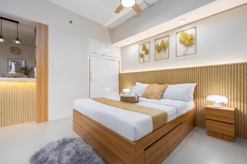 Postel nebo postele na pokoji v ubytování 30sqm studio, Queen sized bed, 15th floor, Baseline Prestige Fuente Osmeña Cebu City