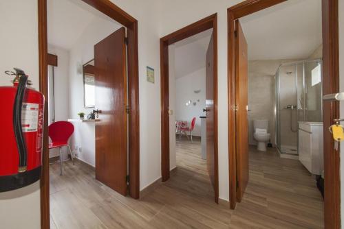 Camera dotata di bagno con servizi igienici e porta. di Rising Sun Top-Floor Flat a Lagos