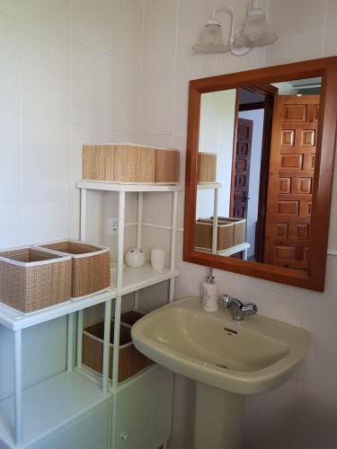 a bathroom with a sink and a mirror at Casa Cambrils 500m playa AC con piscina comunitaria in Cambrils