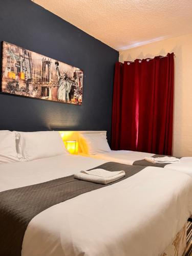 Una cama o camas en una habitación de The oxford Hotel