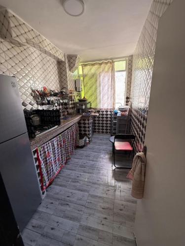 タンジェにあるComfortable apartmentのキッチン(カウンター付)、冷蔵庫付きの部屋