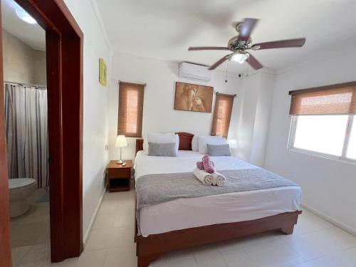 Postel nebo postele na pokoji v ubytování DREAM ISLAND VILLAS and SUITES - PLAYA LOS CORALES POOL Beach club & SPA