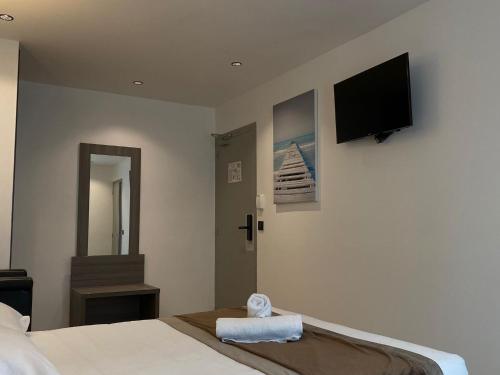 TV in/ali zabaviščno središče v nastanitvi Hôtel Résidence Châtillon