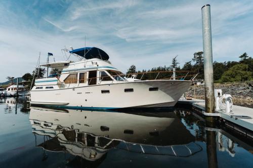 a white boat is docked at a dock at Dockside Boat Rental Beach Rosario Pool Ocean View in Eastsound