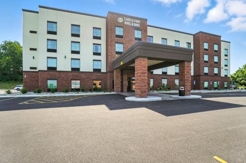 an empty parking lot in front of a hotel at Cobblestone Hotel & Suites - Bellefontaine in Bellefontaine