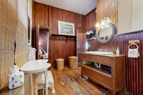 un bagno con lavandino e specchio di Fabulous oceanfront home with ocean view, WiFi, washer/dryer, & central AC a Summer Haven