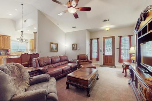 a living room with leather furniture and a ceiling fan at Pomegranate Leisure in Cedar Park