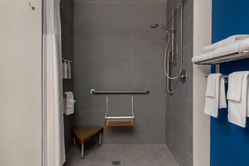 Bilik mandi di Spark by Hilton Artesia