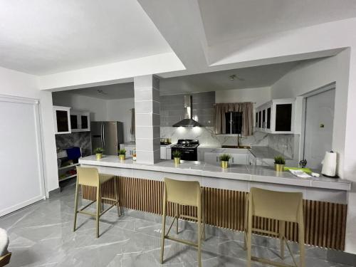 Kuchyň nebo kuchyňský kout v ubytování Villa Medrano Home with pool