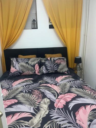 un lit avec une couette et des oreillers dessus dans l'établissement Zeravica apartmani, à Šid