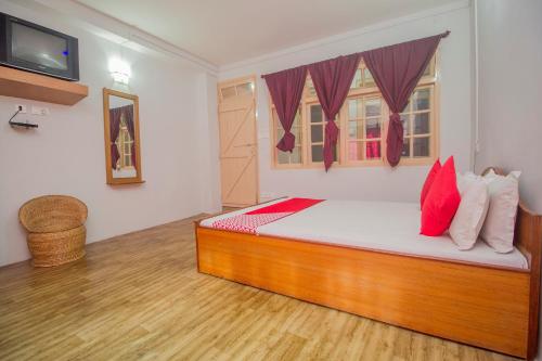 Ένα ή περισσότερα κρεβάτια σε δωμάτιο στο Hotel O Nourpem Residency
