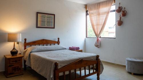 a bedroom with a bed and a window at Casa Centrica Con Estacionamiento in Cedro