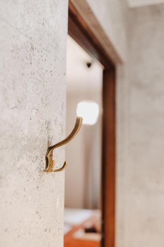 a door knob on a white wall with a hallway at Uroczysko Oleśnica in Chodzież