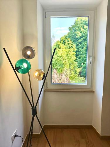 a tripod in a room with a window at Dedè&Mimì Come a casa tua in Vasanello