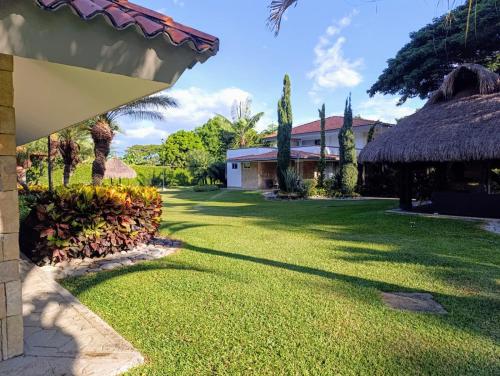 a yard of a house with a grass yard at Casa Hacienda Fatima en Rozo in Palmira