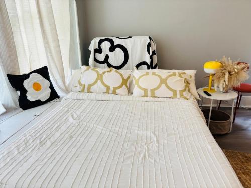 a bedroom with a bed with white sheets and pillows at Chic & Cozy Studio Retreat in Memphis