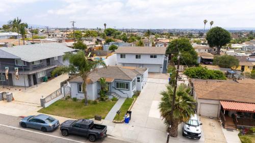 una vista aérea de una pequeña ciudad con casas en 2 homes Central Villa, en San Diego