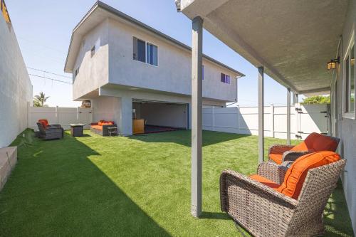 un patio con 2 sillas y una casa en 2 homes Central Villa, en San Diego
