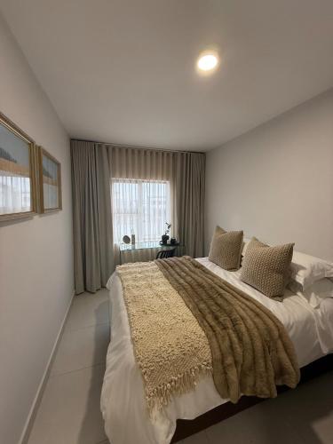Postel nebo postele na pokoji v ubytování Urban Bleu - Boutique Apartment