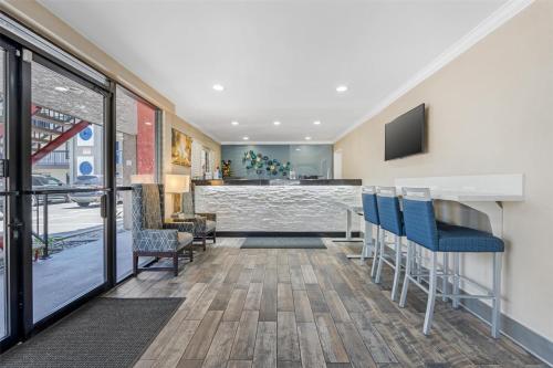 a lobby with a bar with chairs and a counter at Best Western Courtesy Inn Hotel - Anaheim Resort at the Park in Anaheim