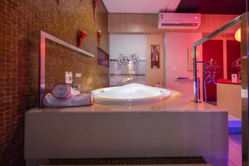 Ένα μπάνιο στο Dragon Motel (Adult Only)