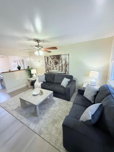 ein Wohnzimmer mit Couch und Tisch in der Unterkunft The Residence on Kerstyn 