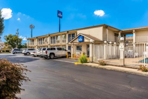 a parking lot in front of a hotel at Americas Best Value Inn Bowling Green in Bowling Green