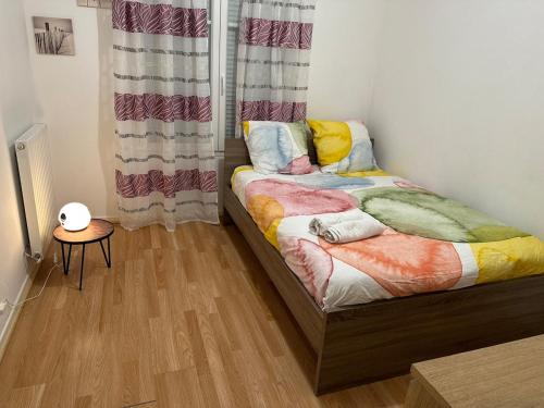 Postel nebo postele na pokoji v ubytování Chambre chez Flore, Versailles Thoiry, France, miniature