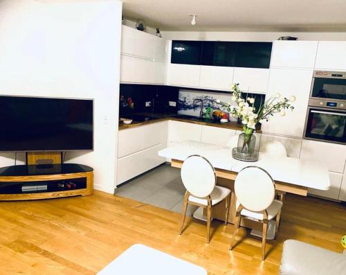 Kuchyň nebo kuchyňský kout v ubytování Chambre chez Flore, Versailles Thoiry, France, miniature