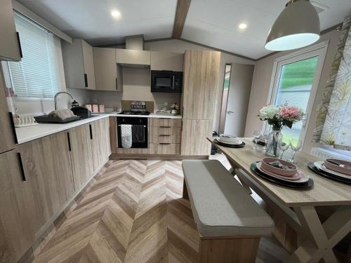 Kuchyň nebo kuchyňský kout v ubytování Autumn Hot Tub Lodge - Fishing