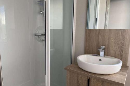 Koupelna v ubytování Autumn Hot Tub Lodge - Fishing