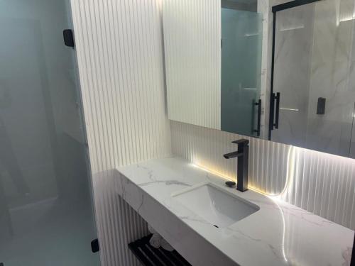 a bathroom with a sink and a mirror at Américas Benidorm Hotel in Rio de Janeiro