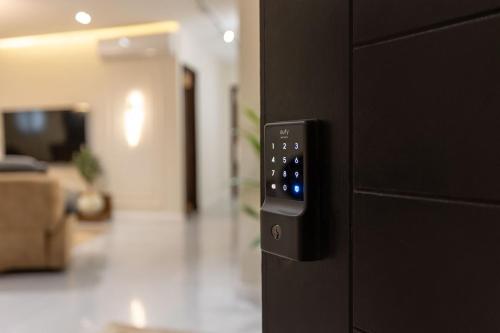 Μια τηλεόραση ή/και κέντρο ψυχαγωγίας στο 83/17/3 (2) · Pure Luxury Awaits-> in our Spacious 2BR Oasis