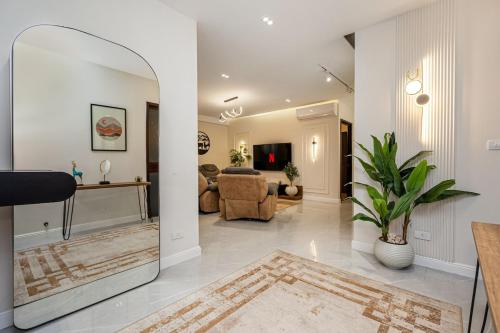 Μια τηλεόραση ή/και κέντρο ψυχαγωγίας στο 83/17/3 · 5BR-4BATH Spacious Luxury Haven