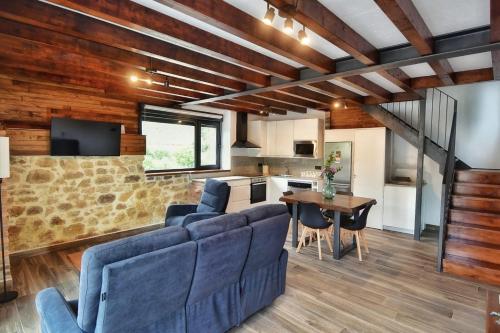 ein Wohnzimmer mit einem blauen Sofa und einem Tisch in der Unterkunft vivienda vacacional LA PAULA in Sirviella