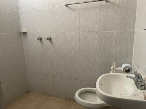 a bathroom with a sink and a toilet at Hotel en Acapulco Bora Bora in Acapulco