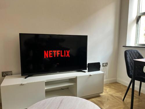 ein Flachbildfernseher auf einem weißen Entertainment-Center in der Unterkunft 1 Bed Central Leeds Luxury Stay in Leeds