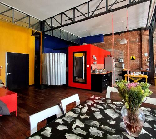 Η κουζίνα ή μικρή κουζίνα στο Pet-friendly City Loft Apartment