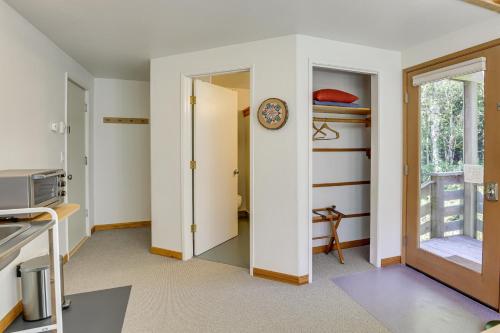 Dapur atau dapur kecil di Walk to Ocean! Forested Oregon Coast Getaway