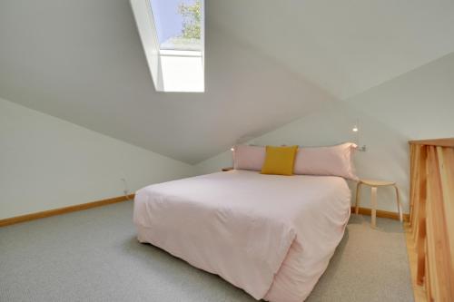 Katil atau katil-katil dalam bilik di Walk to Ocean! Forested Oregon Coast Getaway