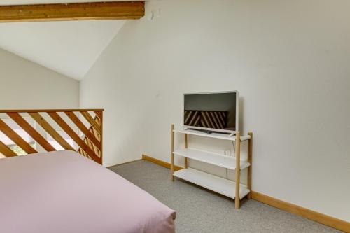 Katil atau katil-katil dalam bilik di Walk to Ocean! Forested Oregon Coast Getaway