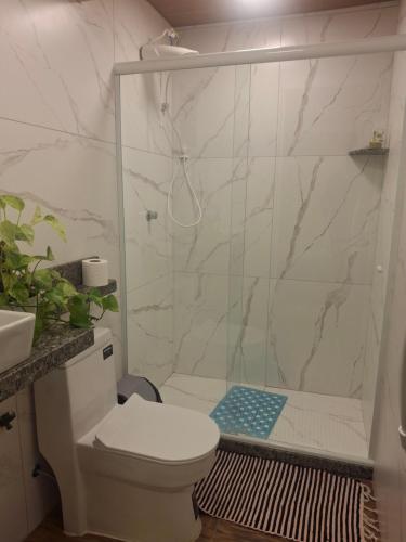 Un baño con ducha, inodoro y lavabo. en Casa de Luz - Lar na Serra - Suíte - Duplo ou Triplo - N5, en Miguel Pereira