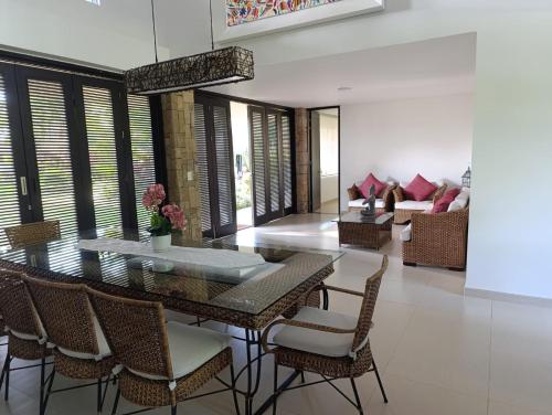 a dining room with a table and chairs at Casa Hacienda Fatima en Rozo in Palmira