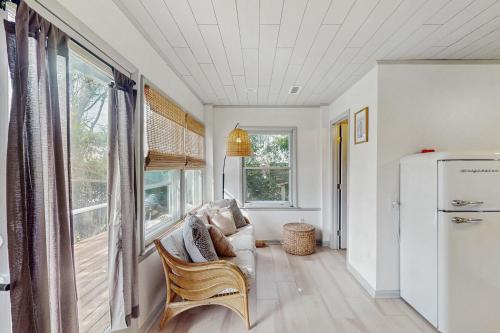 Una sala de estar con un sofá y un refrigerador. en Ground Level - Serenity in Surf City, en Surf City